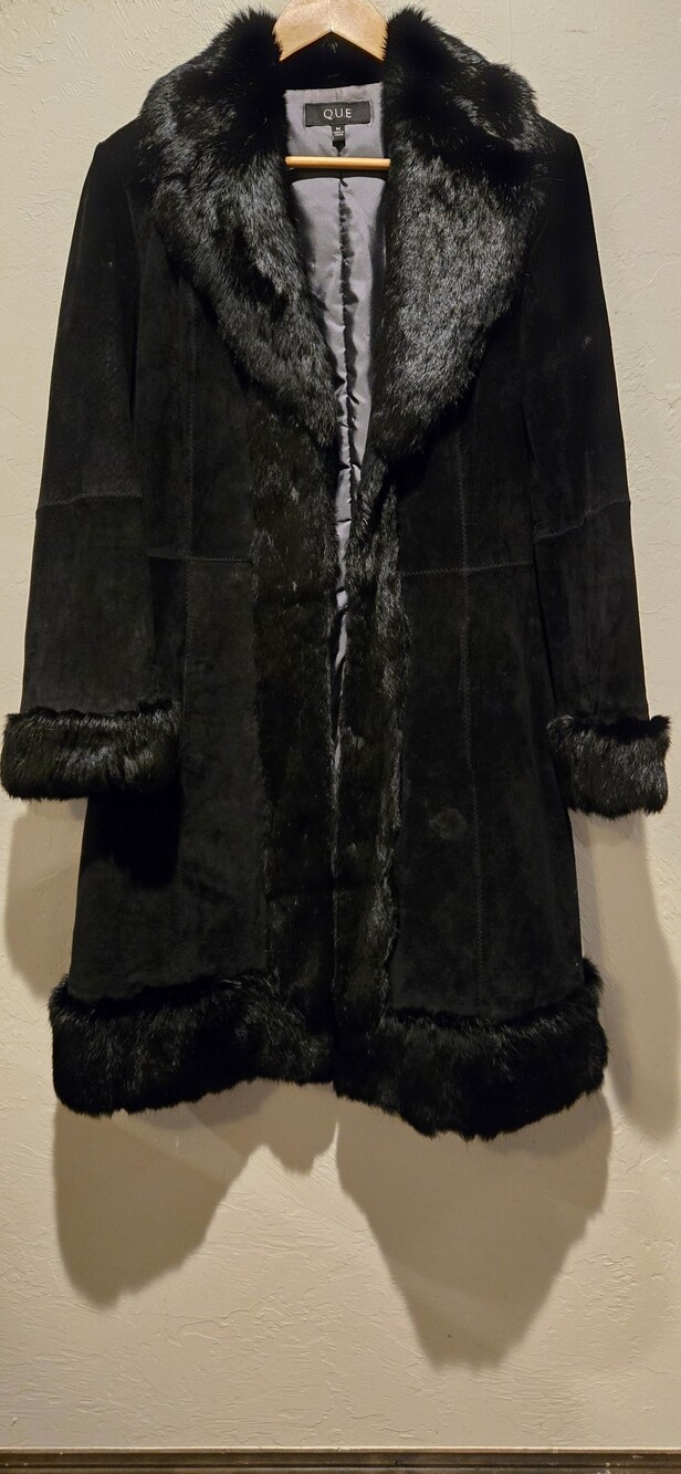 Q.U.E Medium Black Suede Coat with Faux Fur Trim